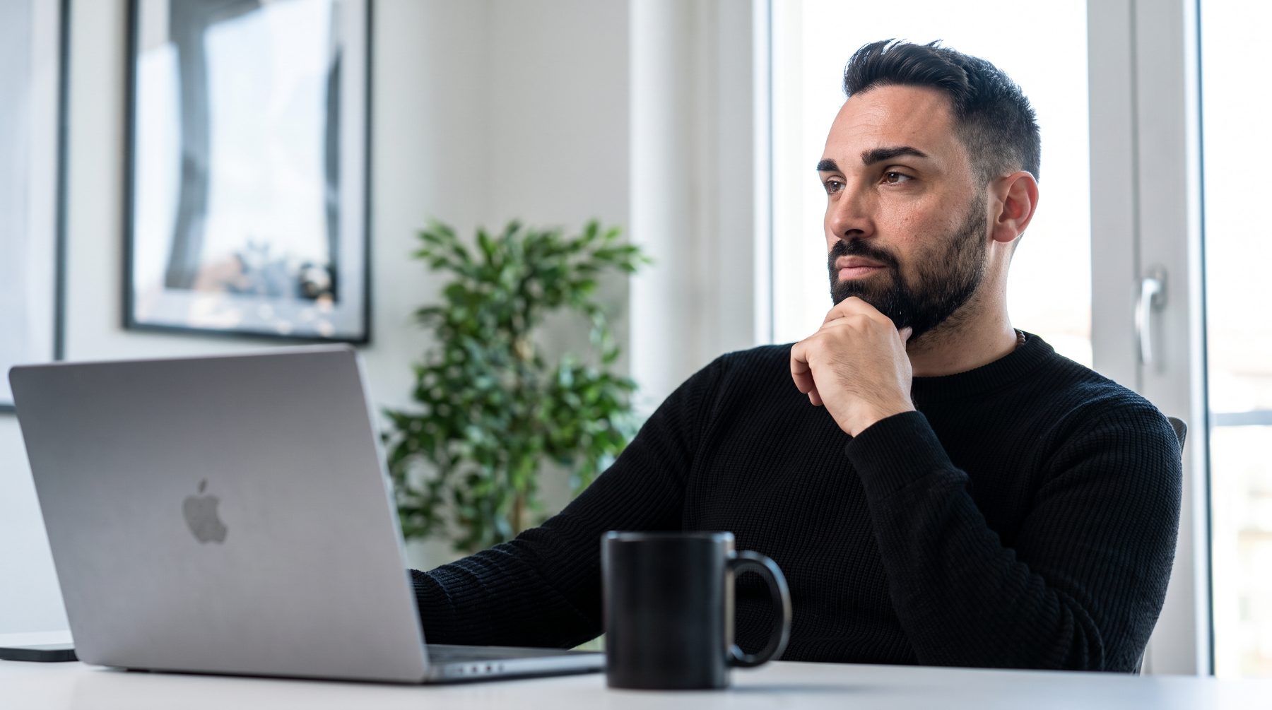 Andrea Sansonna al lavoro in ufficio